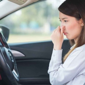 車内の臭いに悩む女性