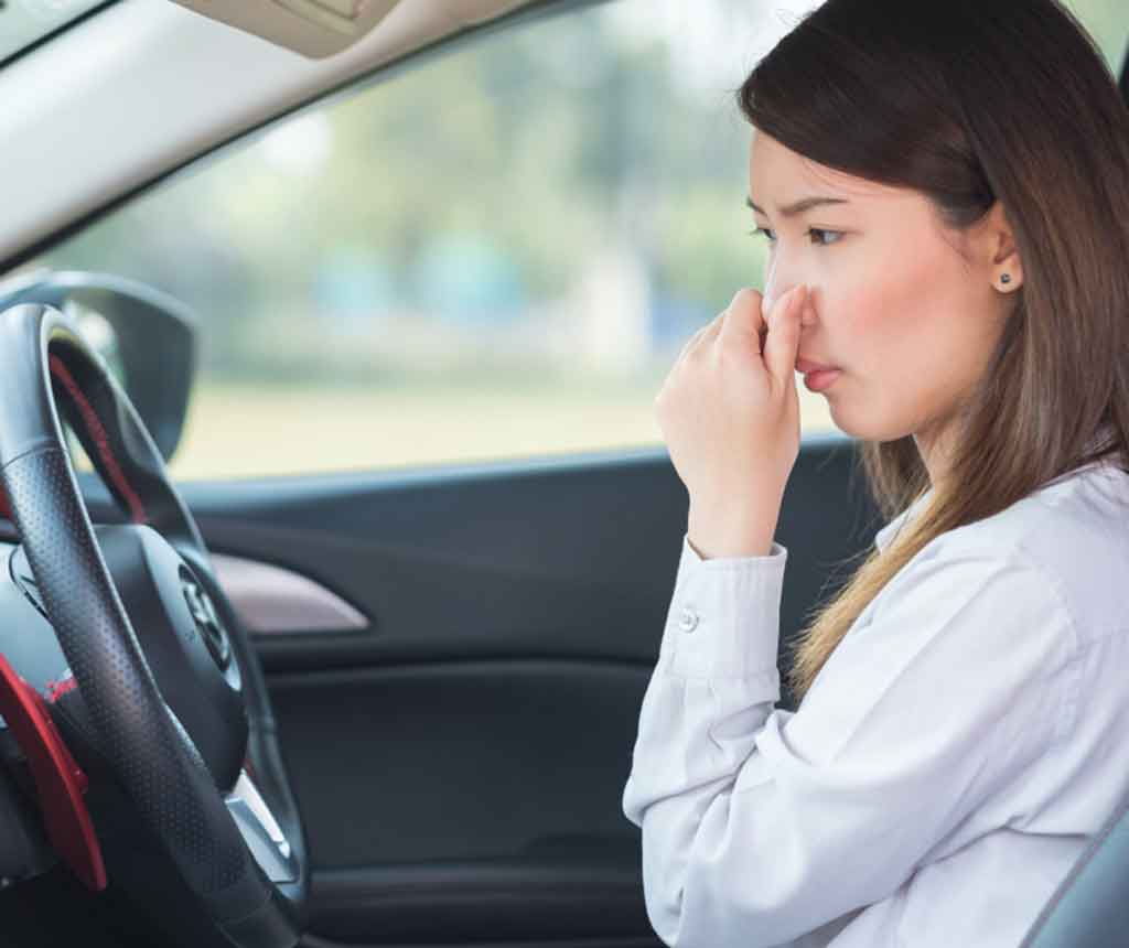 車内の臭いに悩む女性