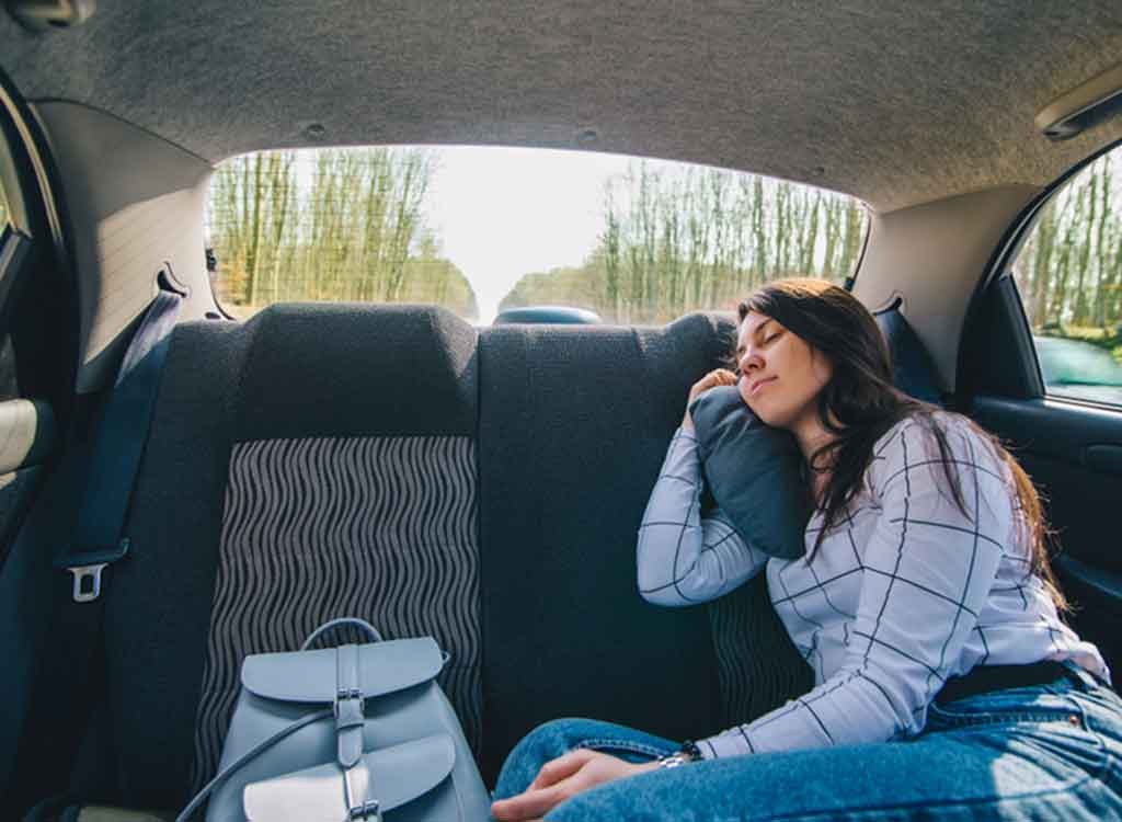 車中泊する女性