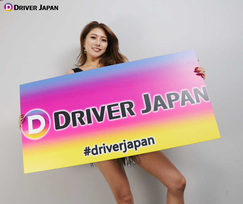 DRIVER JAPANのボードを持LISAちゃんつ