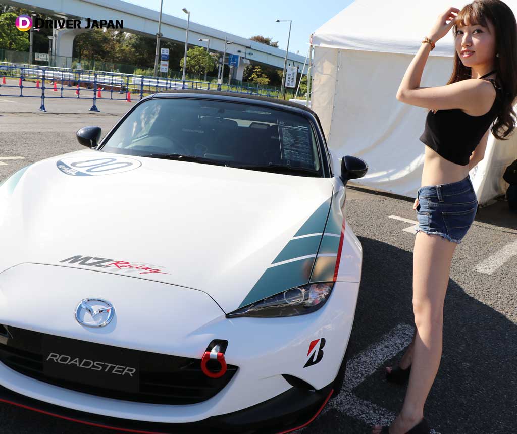 マツダ　ロードスターに車両立ちするYUIKAちゃん