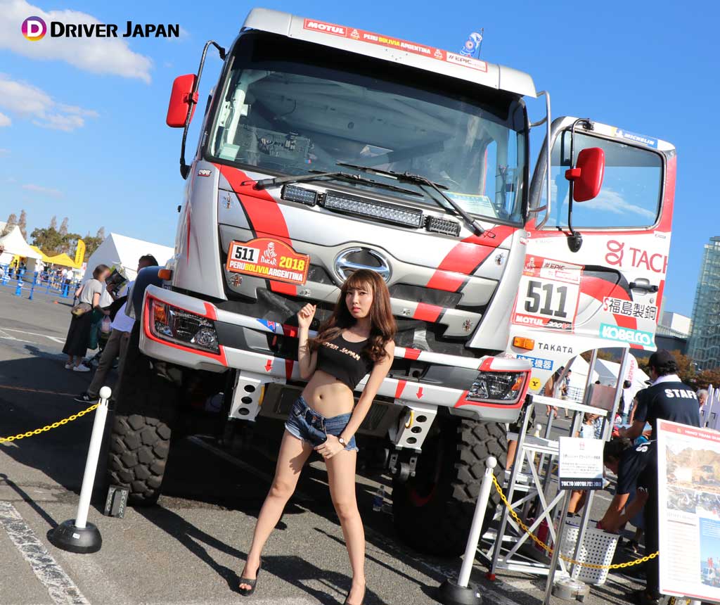  ダカール参戦車デモランに車両立ちするYUIKA