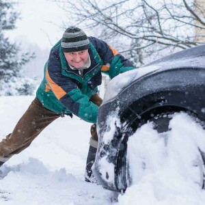 車のスタックを押して脱出する男性