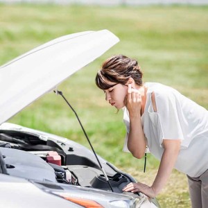 車のバッテリーが上がった女性