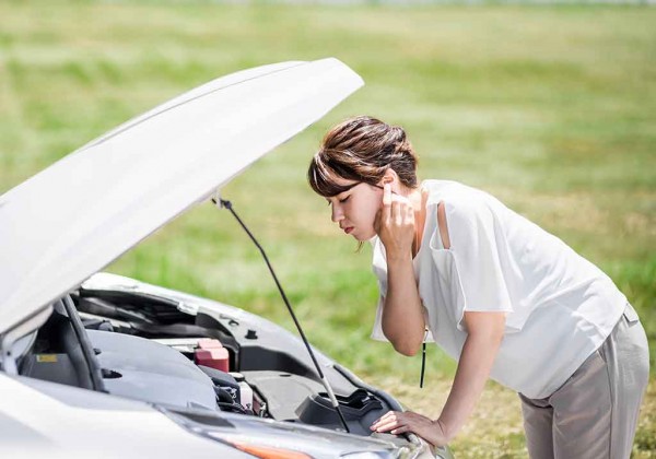 車のバッテリーが上がった女性