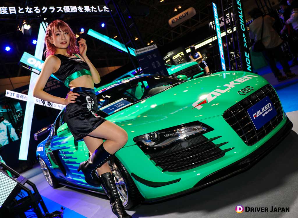 FALKENのブースにいた岩瀬唯奈さん