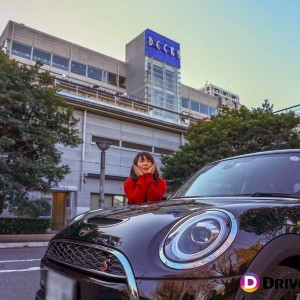 billsのあるデックス東京ビーチの前に停まるMINIとあっこ