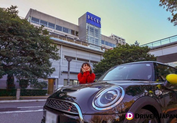 billsのあるデックス東京ビーチの前に停まるMINIとあっこ