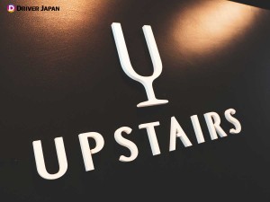 UP STAIRSのロゴ看板